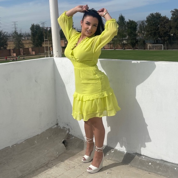 Lime green dress so pretty and flowy - Picture 1 of 5